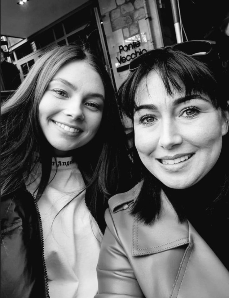 Black and white photo of Jaysley Beck and her mother Leighann McCready.