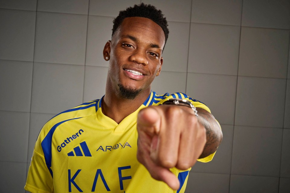 Jhon Duran, new Al Nassr signing, pointing at the camera.