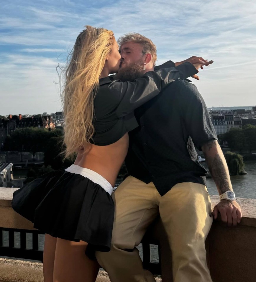 Jake Paul and Jutta Leerdam kissing.