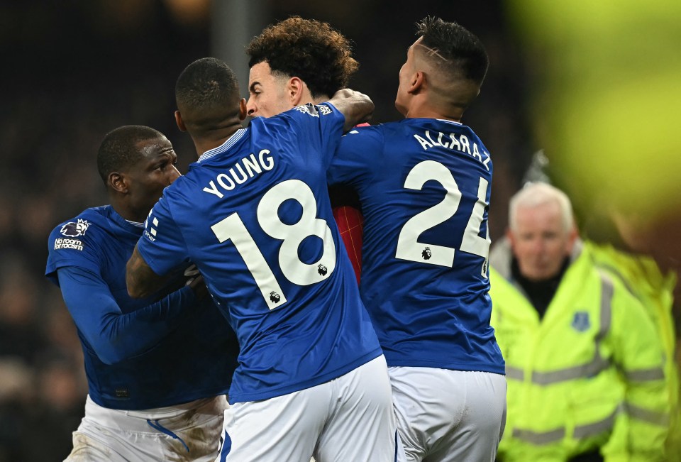 Everton players celebrating.