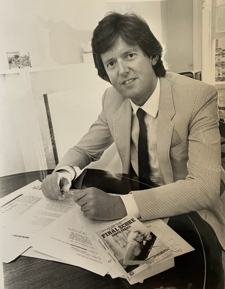 Black and white photo of journalist Garth Pearce at his desk.