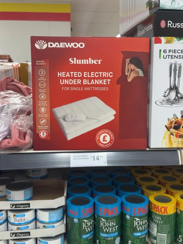 Farmfoods shelf displaying a Daewoo Slumber heated electric under blanket for £14.99.