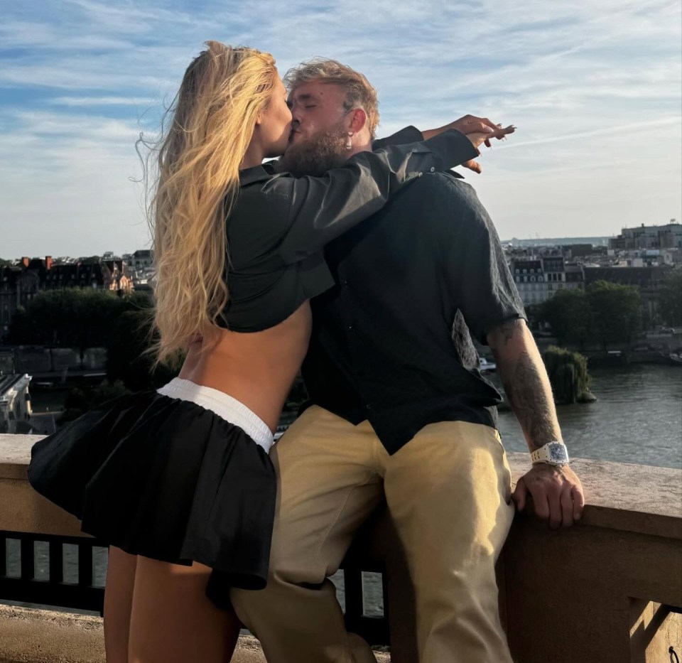 Jake Paul and Jutta Leerdam kissing.