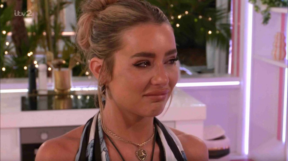 Tina Stinnes crying on Love Island.