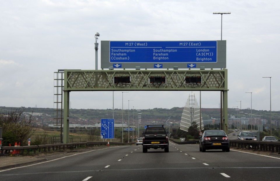 M27 motorway exit signs for Southampton, Fareham, Brighton, and London.