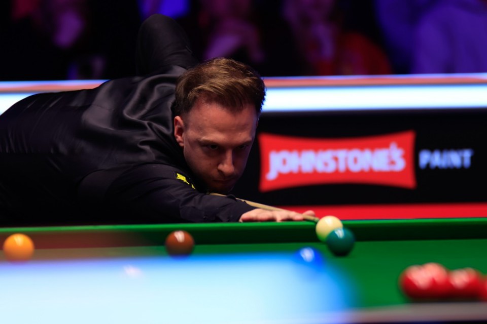 Judd Trump playing snooker.