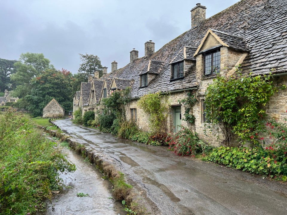 THE BEAUTIFUL COTSWOLD TOWN OF BIBURY, WHERE TIT IS BELIEVED THAT THE 800 YR ARLINGTON ROW COTTAGES ARE THE MOST PHOTOGRAPHED IN THE UK. COPY ROSS SLATER