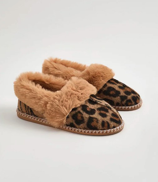 Leopard print slippers with fluffy trim.