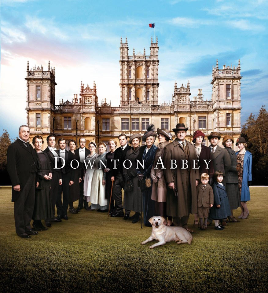 Downton Abbey series 5 cast in front of the house.