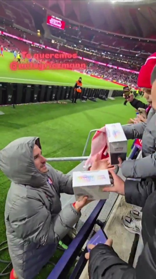 Antoine Griezmann swaps his shirt with a fan for Pokemon cards, //x.com/Dexerto