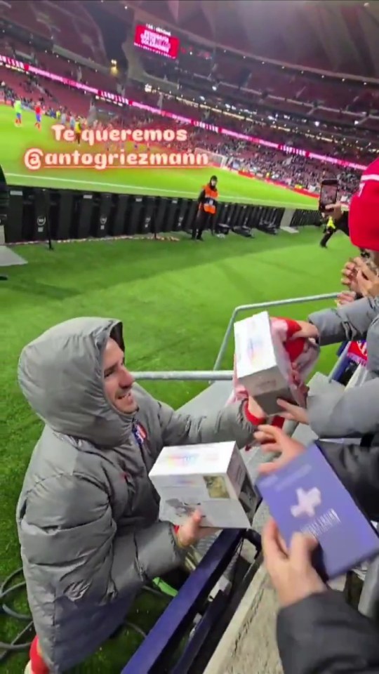 Antoine Griezmann swaps his shirt with a fan for Pokemon cards, //x.com/Dexerto