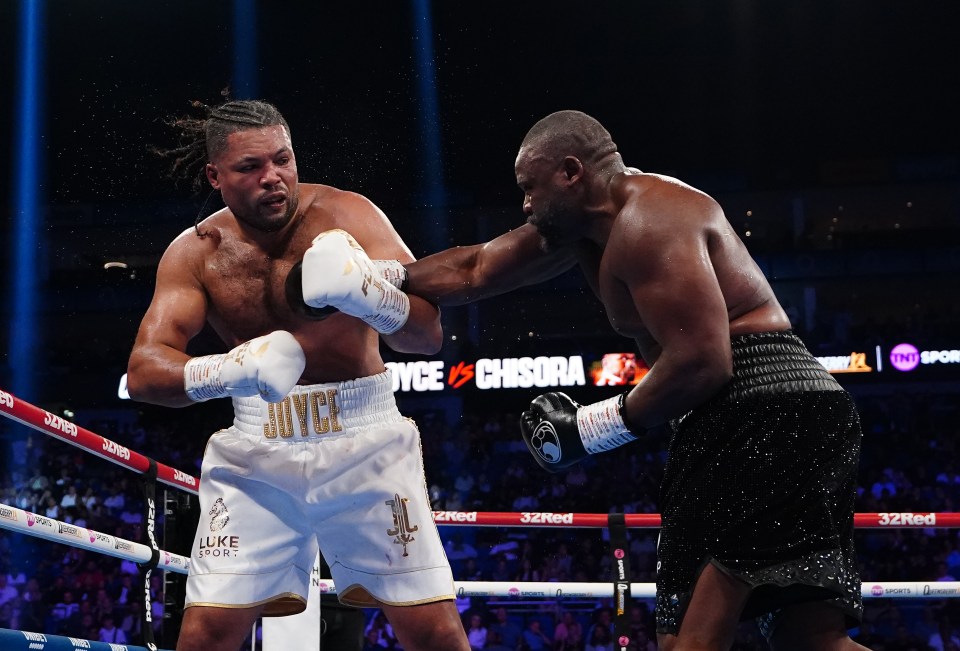 Joe Joyce (left) boxing Derek Chisora (right).