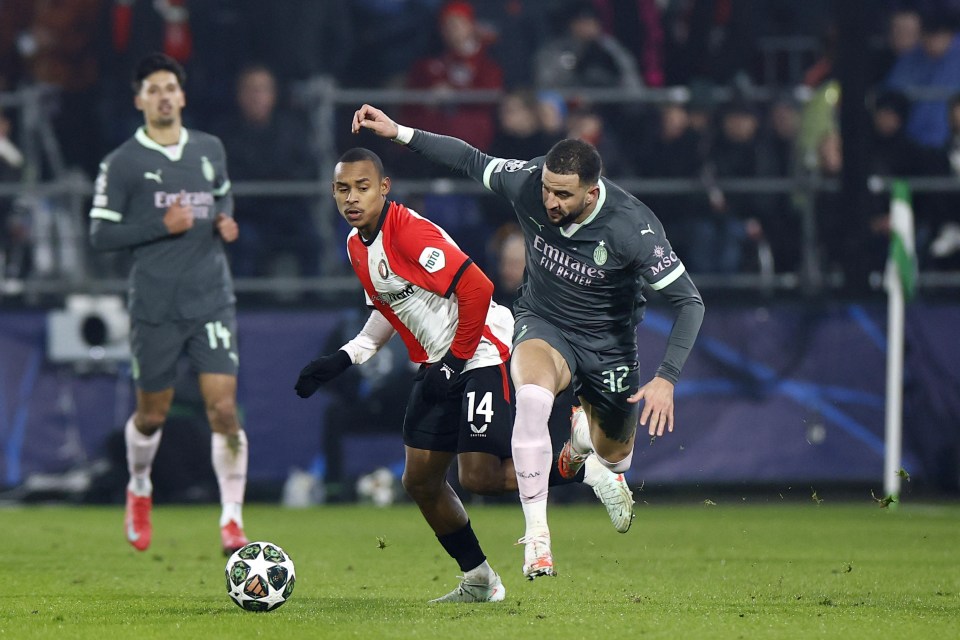 Kyle Walker of AC Milan in action against Igor Paixao of Feyenoord during a UEFA Champions League match.