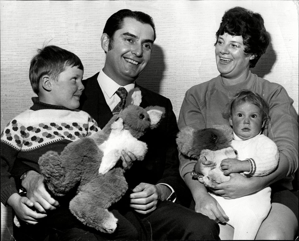 Black and white photo of Ray Reardon with his wife Susan and their children, Darren and Melanie.