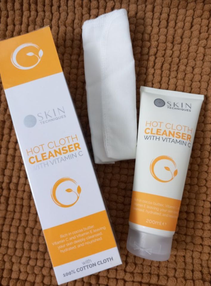 Skin Techniques Hot Cloth Cleanser with Vitamin C, including a cotton cloth.