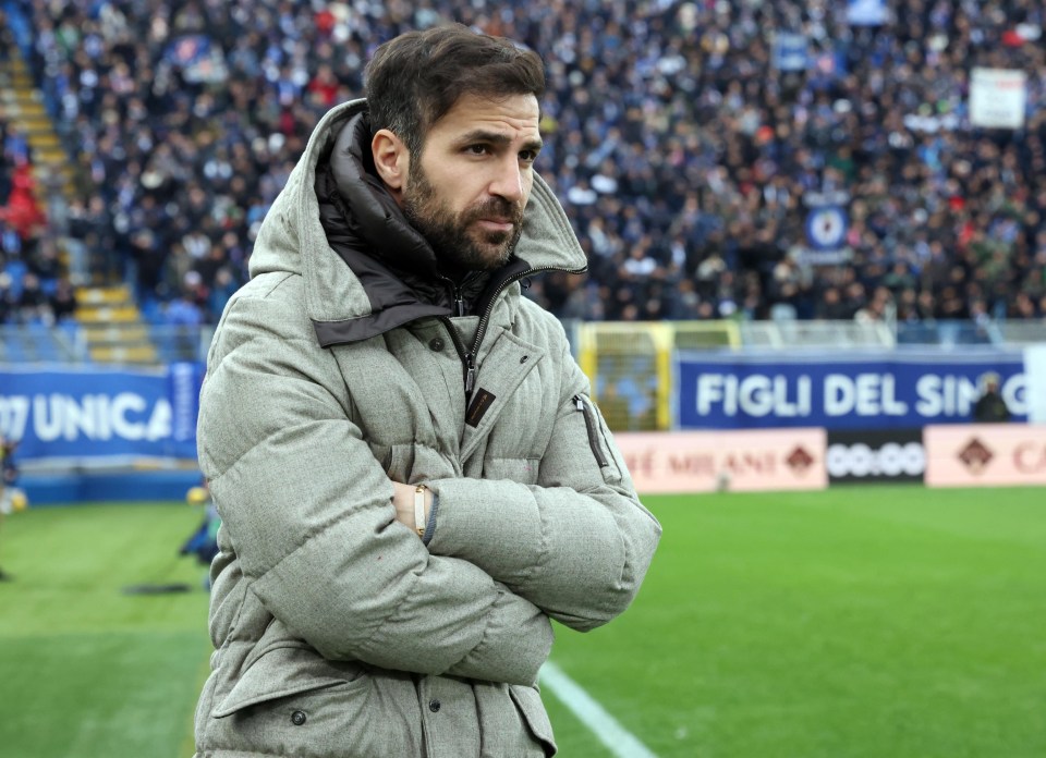 Cesc Fabregas, Como's head coach, at a soccer match.