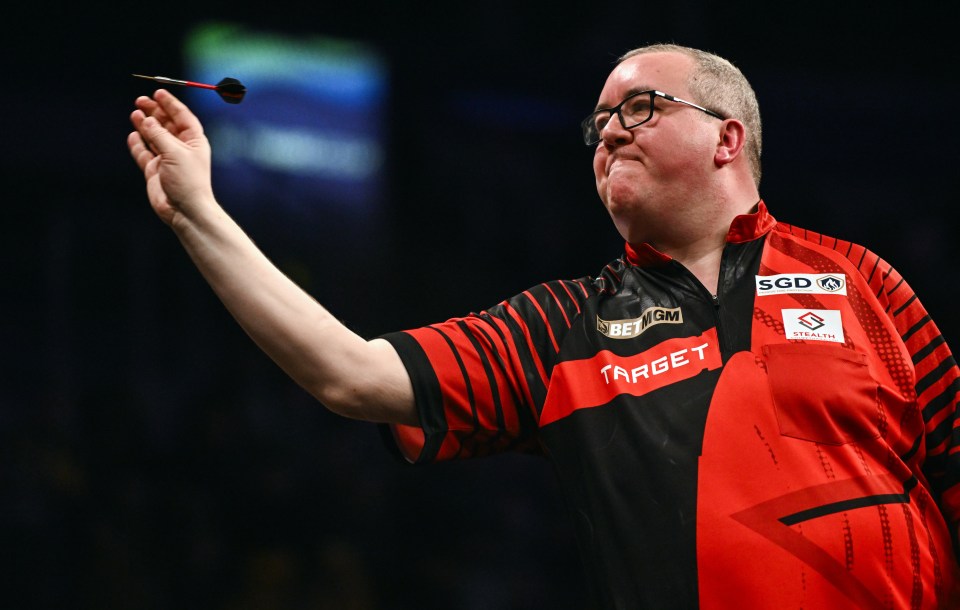 Stephen Bunting throwing a dart during a darts match.