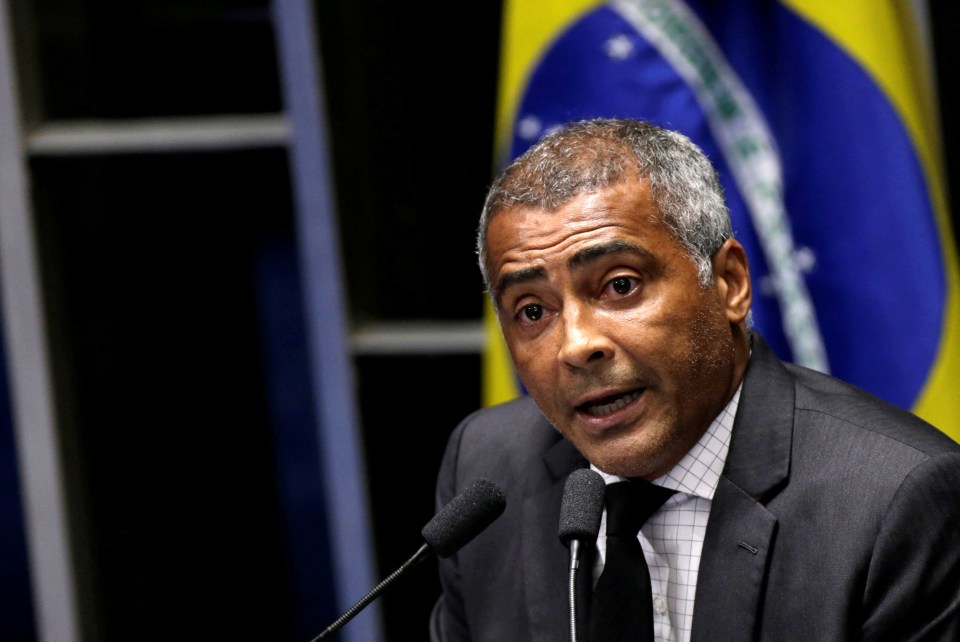 Senator Romário speaking at a podium.