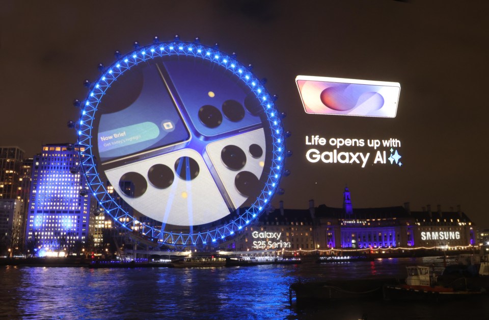 Projection of a Samsung Galaxy phone on the London Eye.