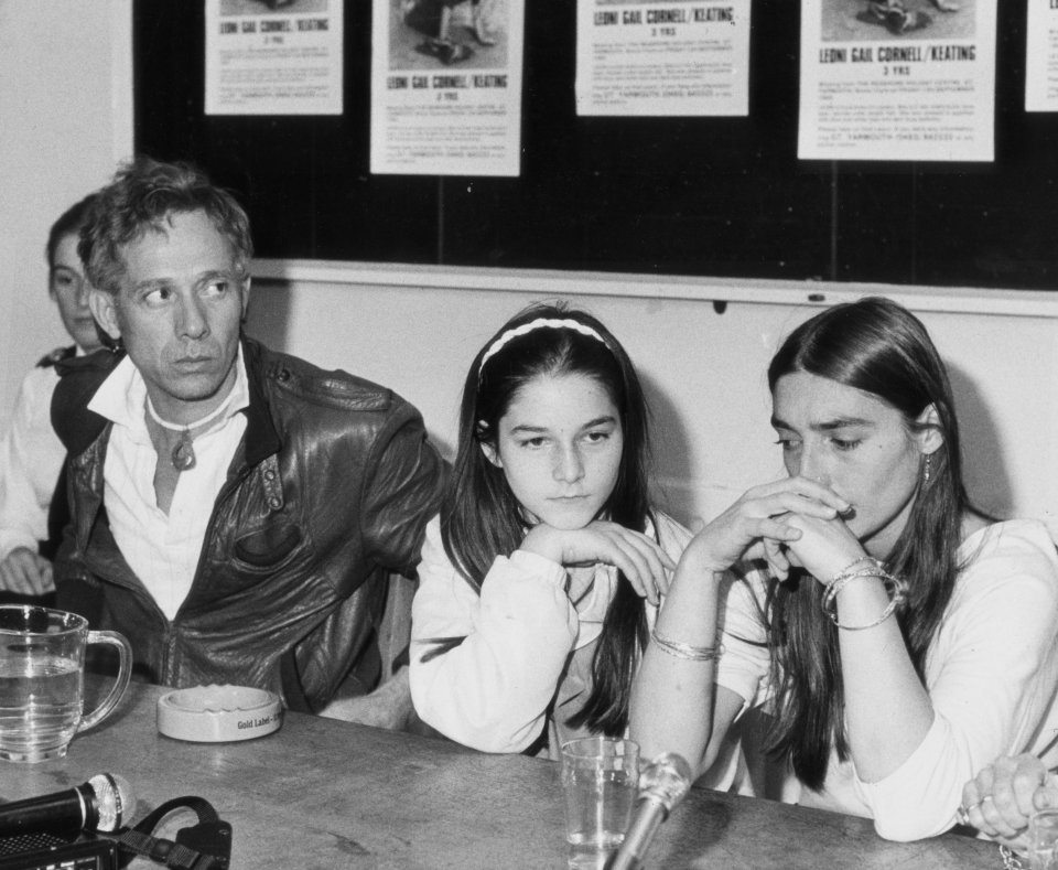 Black and white photo of Gail Keating, her daughter, and another woman at a press conference regarding the murder of her three-year-old daughter.