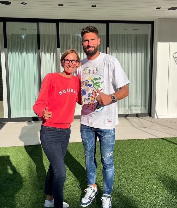 Olivier Giroud and a real estate agent giving thumbs up.