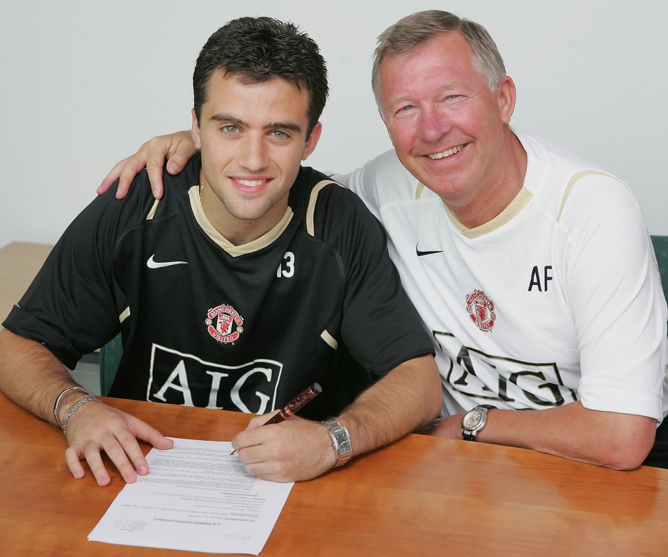 Giuseppe Rossi signing a Manchester United contract with Sir Alex Ferguson.