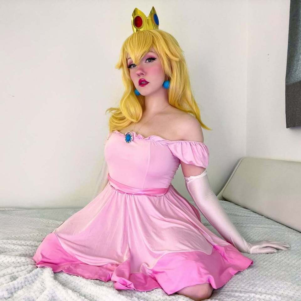 Cosplayer dressed as Princess Peach.