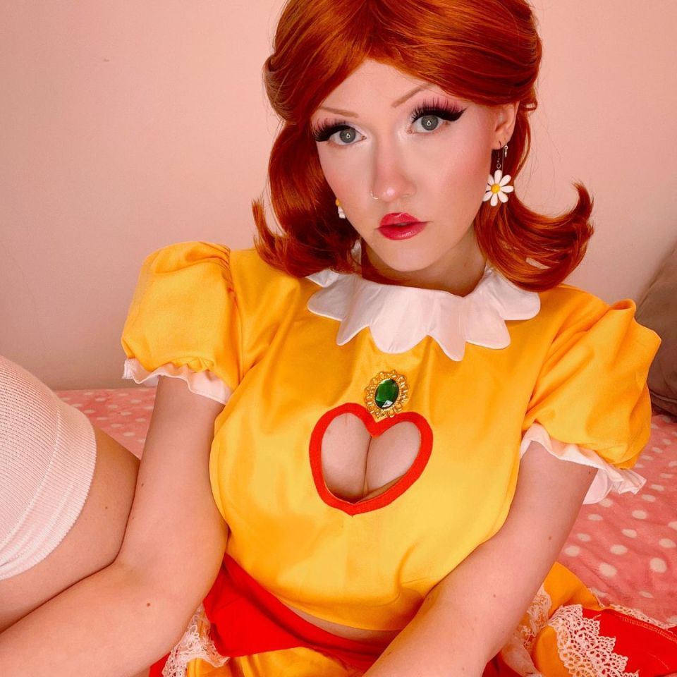 Cosplayer dressed as Princess Daisy.