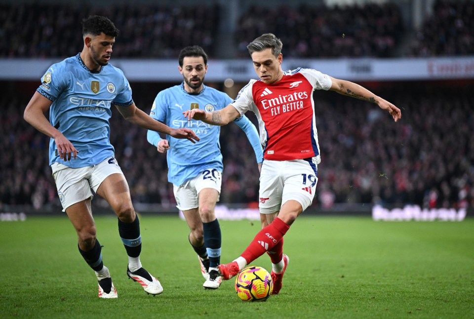 Leandro Trossard of Arsenal dribbling the ball during a Premier League match.