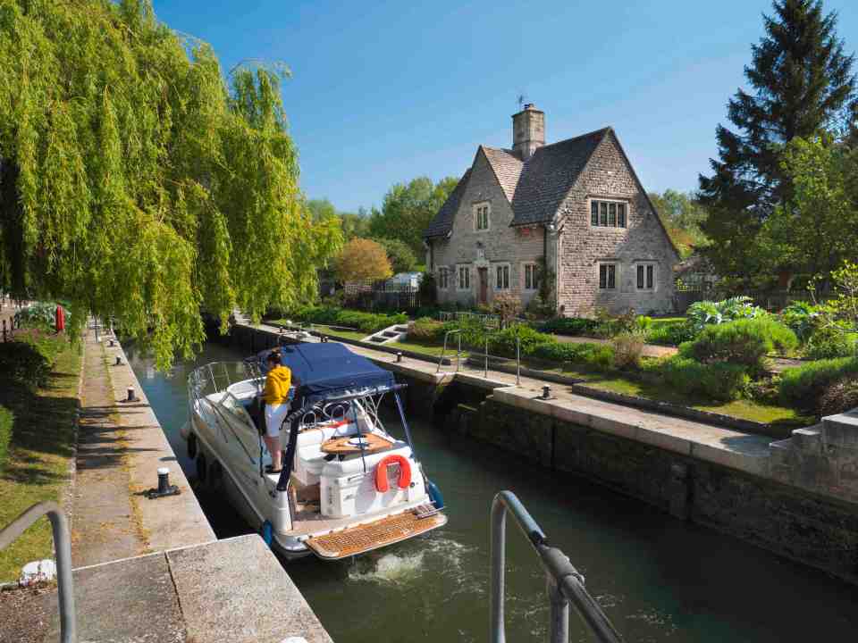 Boat passing through a lock on the River Thames.