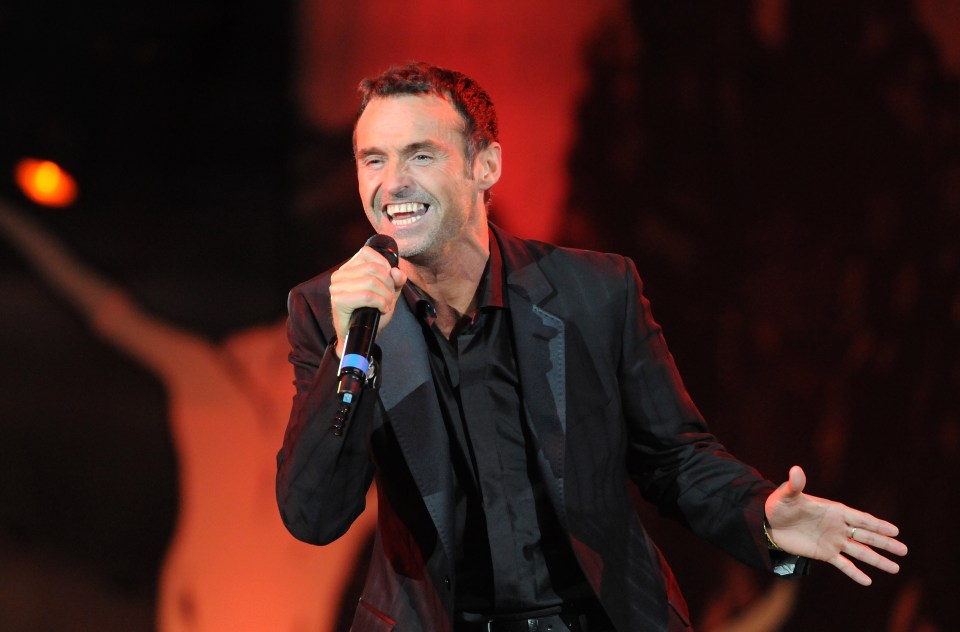 Marti Pellow performing at a concert.