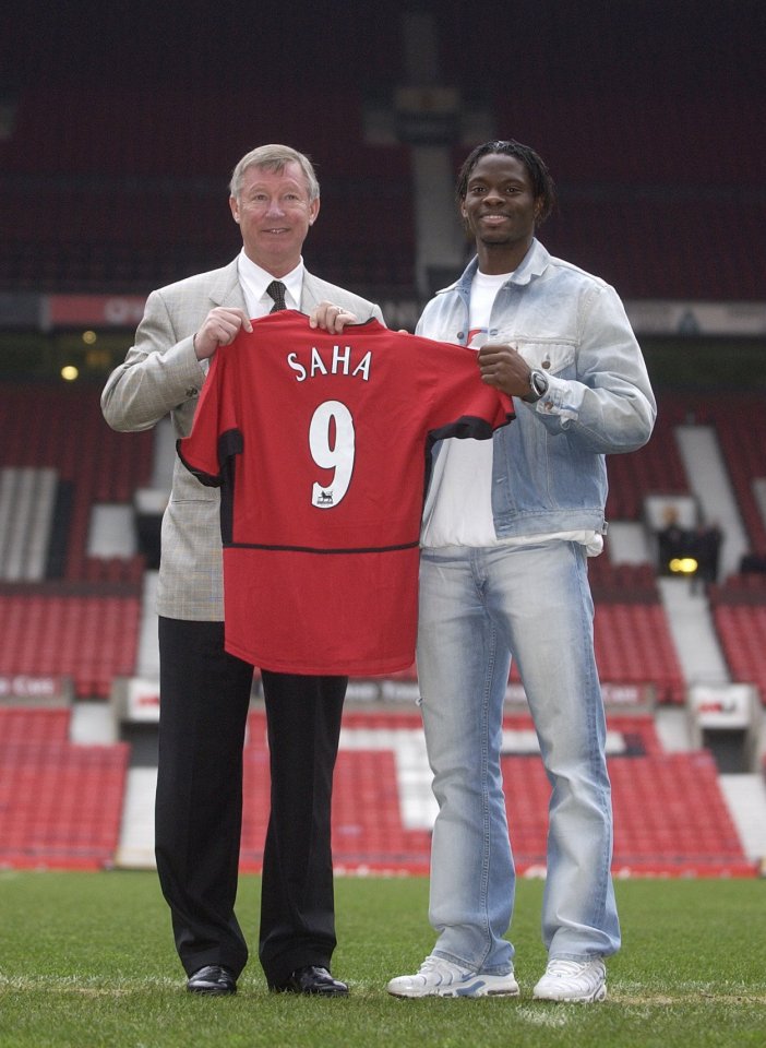 Louis Saha's Manchester United jersey presentation with Alex Ferguson.