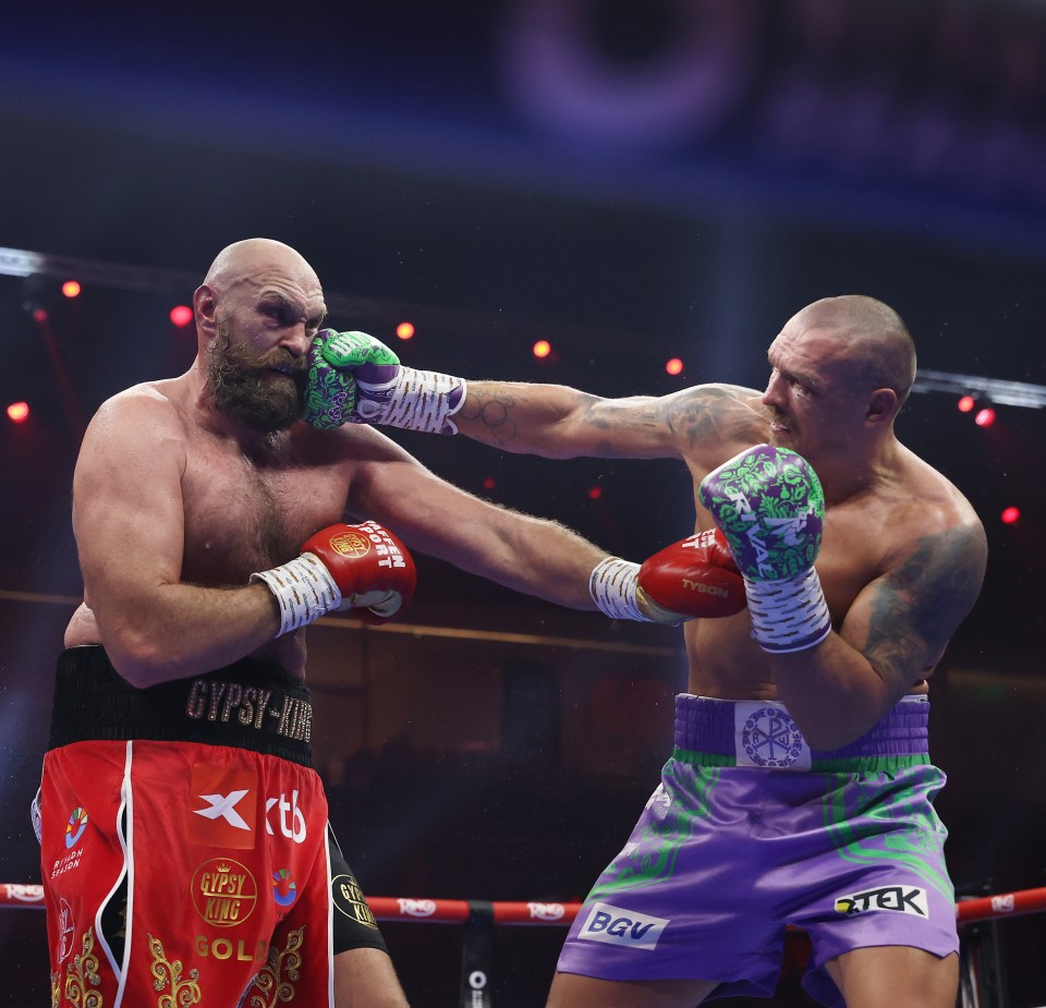 Oleksandr Usyk punches Tyson Fury in a boxing match.