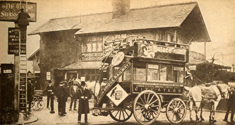 Photo of an open-top horse-drawn bus outside a pub in London, circa 1900.