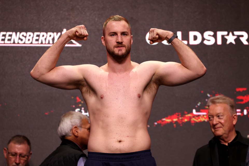 Otto Wallin flexing his biceps at a weigh-in.