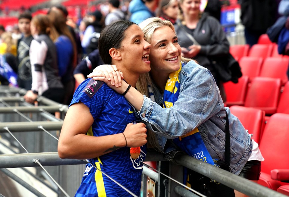 Sam Kerr and Kristie Mewis embracing.