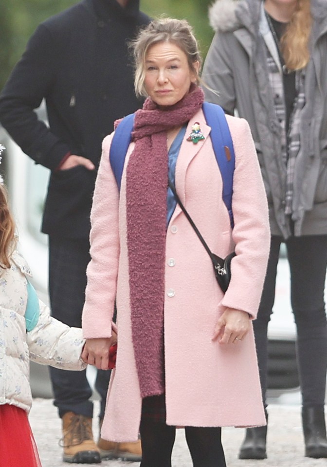 Renee Zellweger as Bridget Jones filming a Christmas shopping scene.