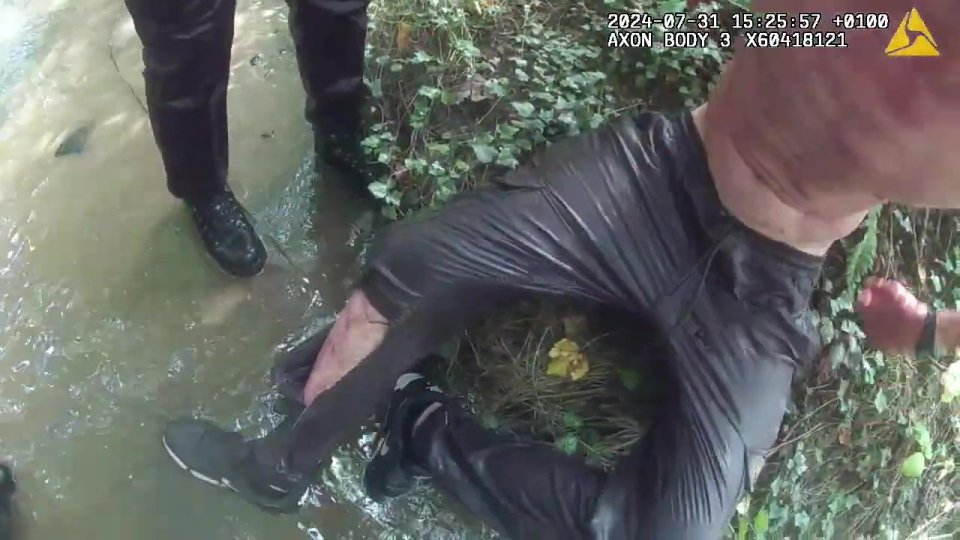 Arrest of a suspect in a river.