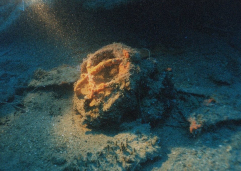 Underwater photo of the wreck of the Heimara, showing a spotlight.