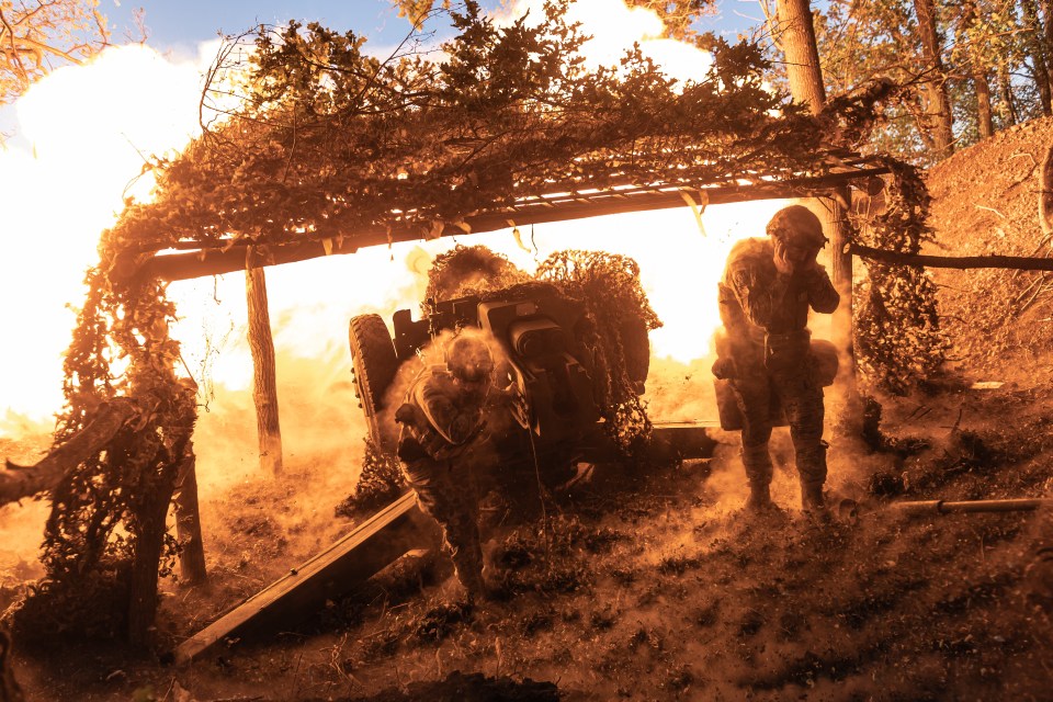 Ukrainian soldiers firing D-30 artillery.