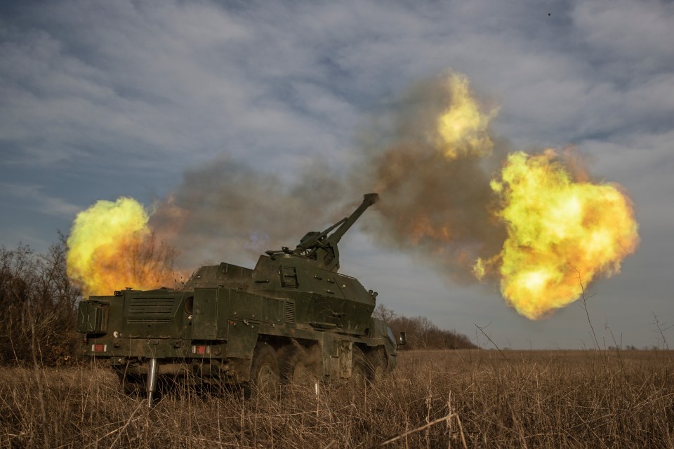 Ukrainian 152 mm self-propelled howitzer firing.