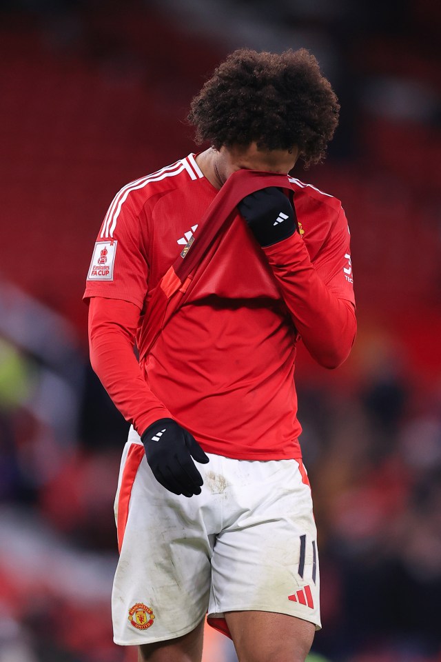 Joshua Zirkzee of Manchester United looking dejected.