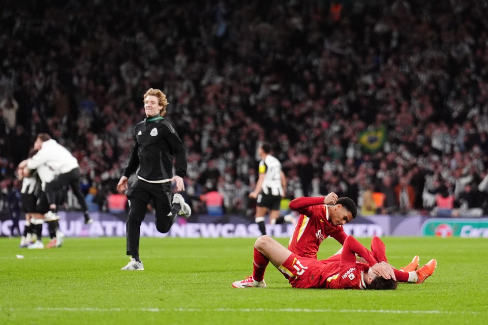 Newcastle United's Anthony Gordon celebrates winning the Carabao Cup final as a Liverpool player reacts.