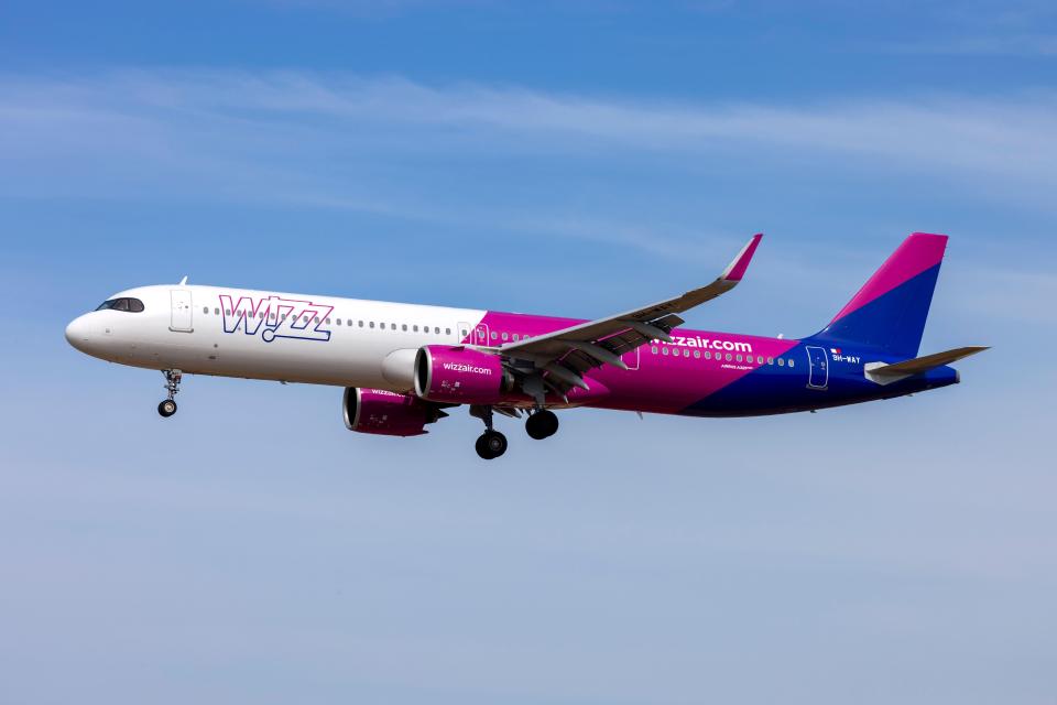 Wizz Air Airbus A321-271NX airplane in flight.